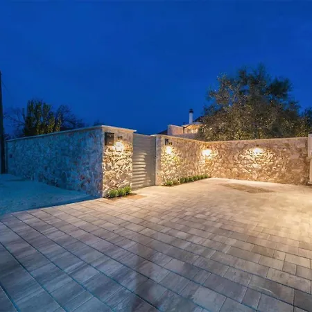 Luxurious In Poljaci Ferienhaus *