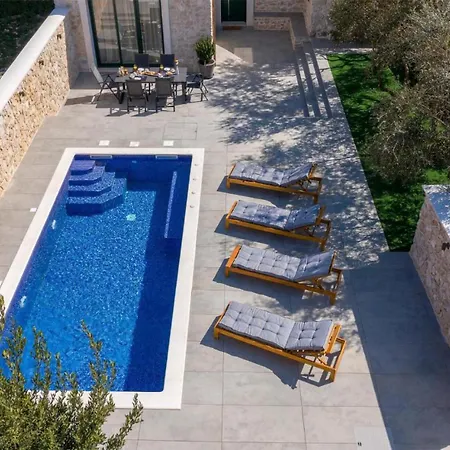 Pet Friendly In Poljaci With Kitchen Holiday home *