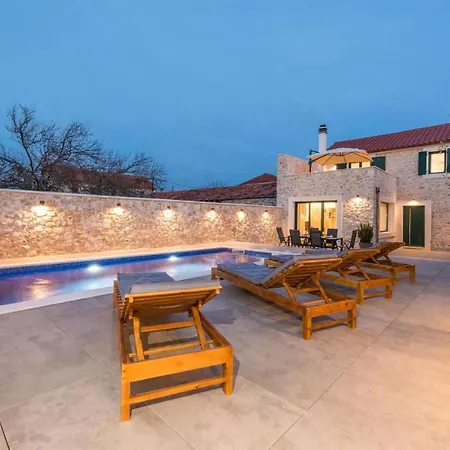 Pet Friendly In Poljaci With Kitchen Holiday home *