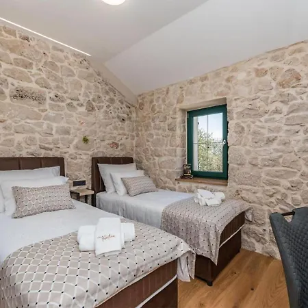 Pet Friendly In Poljaci With Kitchen Holiday home