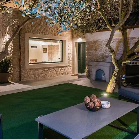 Pet Friendly In Poljaci With Kitchen * Poljica (Zadar)